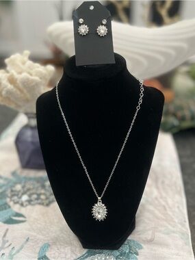 Brand New! Silver-Tone Crystal Sunburst Pendant Necklace and Stud Earrings Set